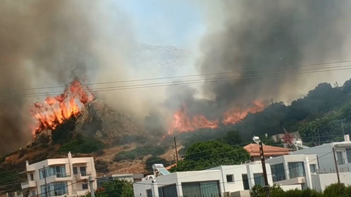 Οι φλόγες κοντά σε σπίτια στο Λαγονήσι – ΦΩΤΟ