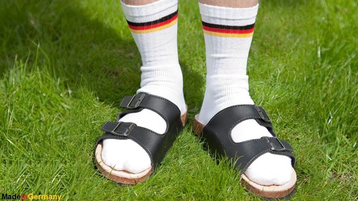 Με… πέδιλο και κάλτσα το tweet της γερμανικής πρεσβείας για το καλοκαίρι – ΦΩΤΟ