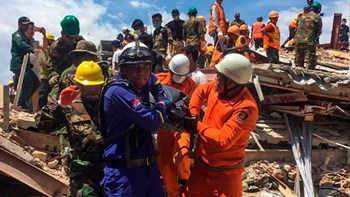 Τραγωδία στην Καμπότζη – Επτά νεκροί από την κατάρρευση επταώροφου κτιρίου