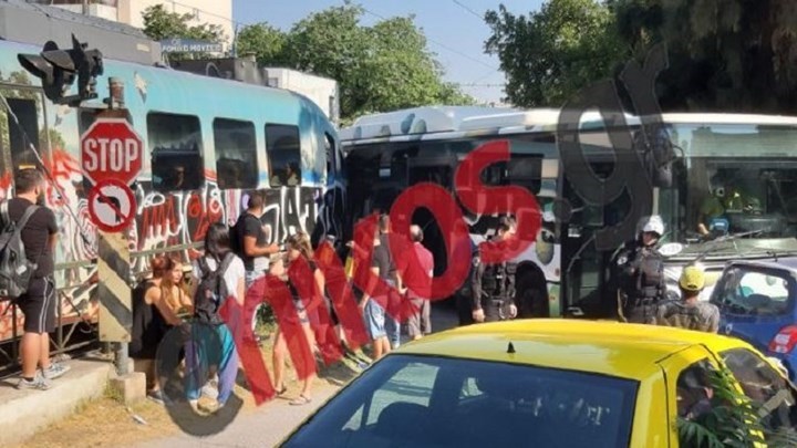 “Είχαμε Άγιο”, λέει ο οδηγός του λεωφορείου που συγκρούστηκε με το συρμό του Προαστιακού – ΒΙΝΤΕΟ