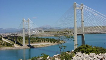 Ήθελε να αυτοκτονήσει πηδώντας από τη γέφυρα της Χαλκίδας – Τον πρόλαβαν την τελευταία στιγμή οι αστυνομικοί