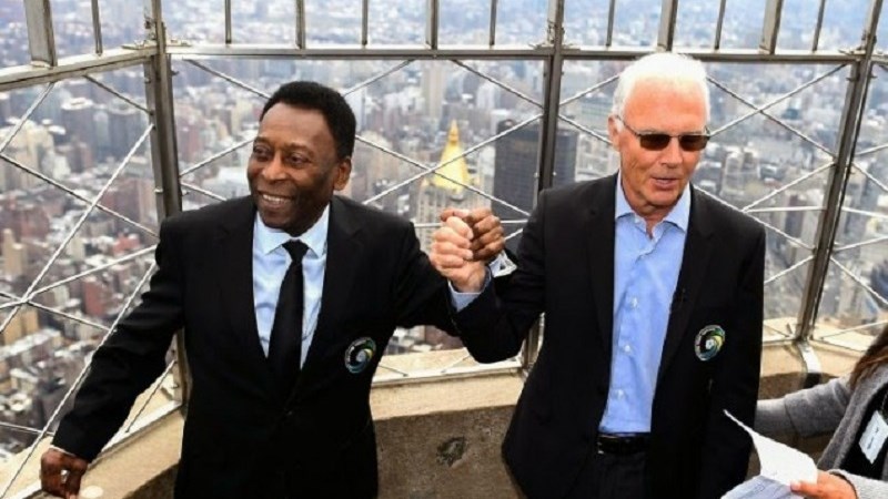 Ο Πελέ και ο Μπεκενμπάουερ γυμνοί στο ντους – Η φωτογραφία που κάνει τον γύρο του κόσμου