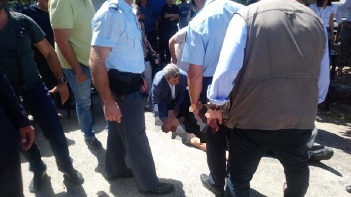 Ο Πολάκης έδωσε τις πρώτες βοήθειες σε άνδρα που έπαθε επιληπτική κρίση – ΦΩΤΟ