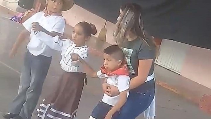 Συγκινεί η δασκάλα που έδεσε στο σώμα της μαθητή με κινητικά προβλήματα ώστε να χορέψει – ΦΩΤΟ – ΒΙΝΤΕΟ