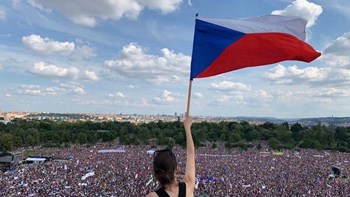 Μαζική διαδήλωση εναντίον του πρωθυπουργού Μπάμπις στην Πράγα