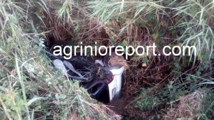 Σφοδρή σύγκρουση αυτοκινήτων στο Αγρίνιο – Το ένα κατέληξε σε ποτιστικό αυλάκι – ΦΩΤΟ