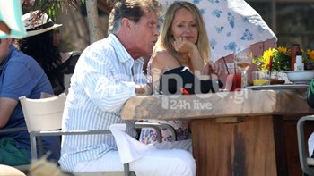 Τα καυτά φιλιά του “Ιππότη της Ασφάλτου” στη Μύκονο – ΦΩΤΟ