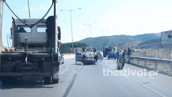 Αυτοκίνητο «τούμπαρε» στην Περιφερειακή Οδό Θεσσαλονίκης – ΦΩΤΟ