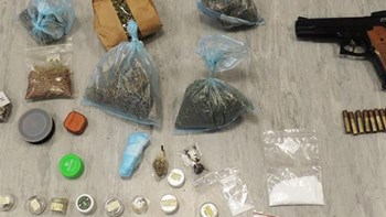 Η έρευνα σε σπίτι 35χρονου στην Καλλιθέα έβγαλε… “λαβράκι” – ΦΩΤΟ