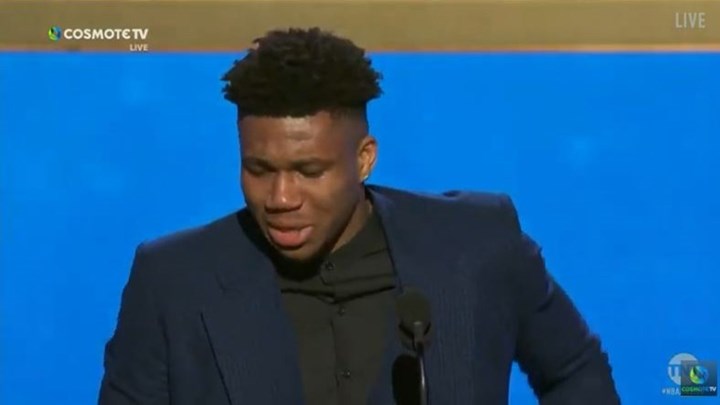 Το κλάμα του Αντετοκούνμπο κατά την απονομή του βραβείου – ΤΩΡΑ – ΦΩΤΟ – ΒΙΝΤΕΟ