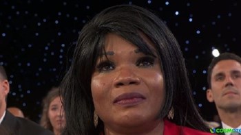 Τα δάκρυα της μητέρας του Γιάννη Αντετοκούνμπο κατά τη διάρκεια της ομιλίας του – ΒΙΝΤΕΟ