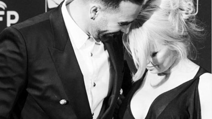 Συντετριμμένη μετά τον χωρισμό η Πάμελα Άντερσον: Ο Αντιλ Ραμί με εξαπάτησε, ζούσε διπλή ζωή – ΦΩΤΟ