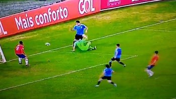 Επικό σκηνικό στο Copa America: Ο Λουίς Σουάρες διαμαρτυρήθηκε για χέρι του… τερματοφύλακα στην περιοχή – ΒΙΝΤΕΟ