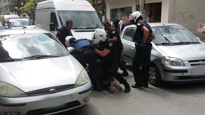Κινητοποίηση στη Λάρισα για τη σύλληψη άνδρα που περιφερόταν γυμνός – ΒΙΝΤΕΟ