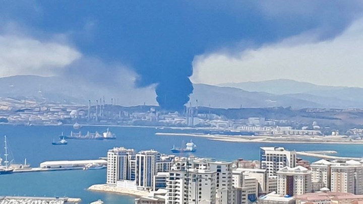 Τεράστιο νέφος καπνού κοντά στο Γιβραλτάρ, μετά από πυρκαγιά σε εργοστάσιο χημικών – ΒΙΝΤΕΟ – ΦΩΤΟ