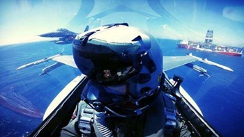 Προκλητική φωτογραφία Τούρκου πιλότου F-16 πάνω από το “Γιαβούζ” – ΦΩΤΟ