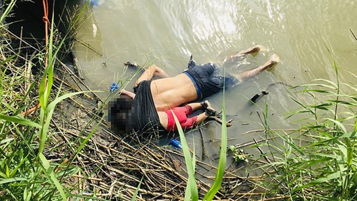Τραγωδία – Πατέρας και κόρη πνίγηκαν αγκαλιασμένοι προσπαθώντας να περάσουν από το Μεξικό στις ΗΠΑ – Προσοχή ΣΚΛΗΡΕΣ ΕΙΚΟΝΕΣ