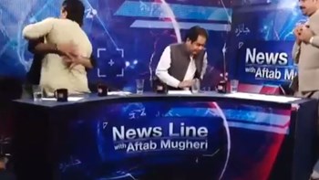 Μπουνιές και κλωτσιές σε απευθείας μετάδοση – Έκαναν το πλατό ρίνγκ – ΒΙΝΤΕΟ