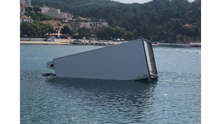 Βουτιά… φορτηγού στο λιμάνι της Θάσου – ΒΙΝΤΕΟ – ΦΩΤΟ