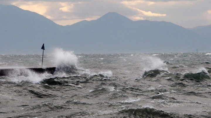 Θυελλώδεις άνεμοι “σάρωσαν” τη χώρα – Στα 132 χιλιόμετρα η μέγιστη ριπή του μελτεμιού