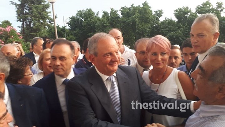 Θερμή υποδοχή στον Κώστα Καραμανλή – Στο πλευρό του η Νατάσα Παζαΐτη – ΦΩΤΟ – ΒΙΝΤΕΟ