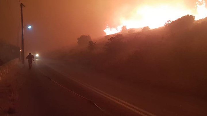 Πυρκαγιά στην Εύβοια: Εκκενώνονται σπίτια στα χωριά Μετόχι και Αετό