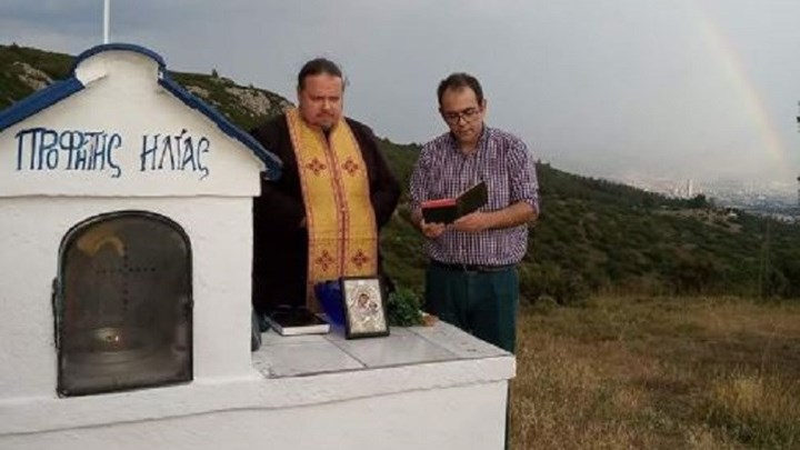 Έγινε ο αγιασμός στο Σέιχ Σου για το έντομο- φονιά – Τι απαντά ο ιερέας σε όσους επέκριναν την τελετή