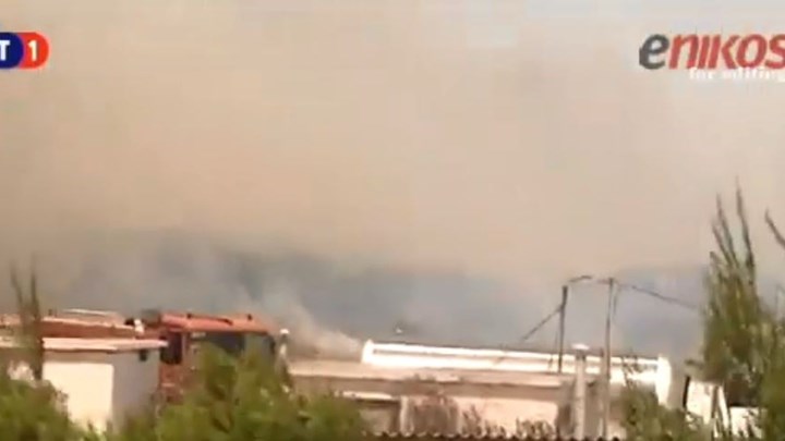 Μεγάλη φωτιά στο Λαύριο –  Εκκενώθηκε καταυλισμός μεταναστών – ΒΙΝΤΕΟ
