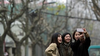 Πέντε φορές πιο φονικές οι selfie από τις επιθέσεις καρχαριών