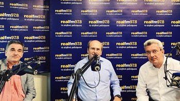 Τσακαλώτος και Χατζηδάκης στο στούντιο του Realfm 97,8