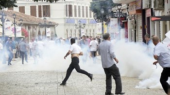 Στο… κόκκινο η ένταση στην Αλβανία: Πυρπόλησαν εκλογικά τμήματα – Συγκρούσεις με την αστυνομία