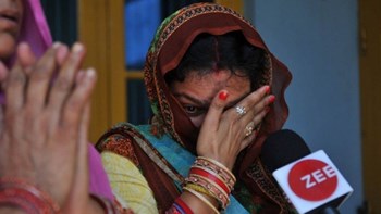 Φρίκη στην Ινδία: Τιμώρησαν μητέρα και κόρη επειδή αντιστάθηκαν σε απόπειρα βιασμού – Ανατριχιαστικές λεπτομέρειες