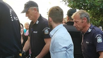 Ξεκίνησε η δίκη του πατροκτόνου της Ζακύνθου – Τα συγκλονιστικά λόγια της μητέρας του – ΦΩΤΟ