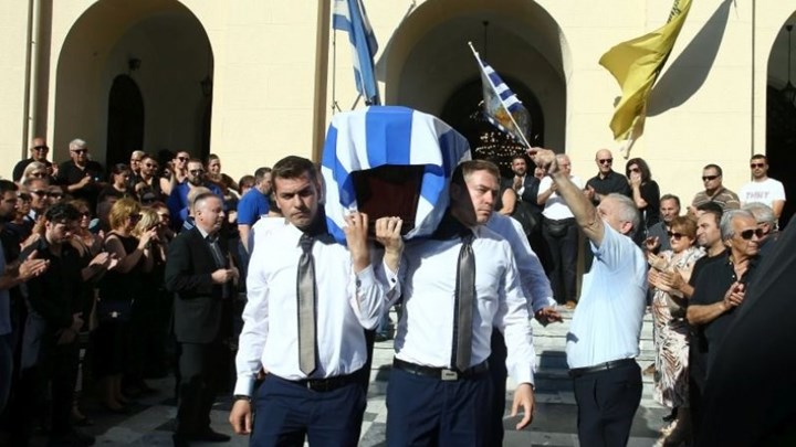 Το τελευταίο αντίο στον Μπάμπη Χολίδη – ΦΩΤΟ