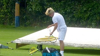 Κατέρρευσε τενίστας μετά την ήττα του – Κατέστρεψε όλες τις ρακέτες του – ΦΩΤΟ – ΒΙΝΤΕΟ