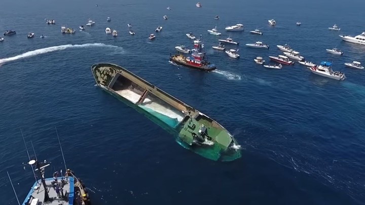 Συγκλονιστικό βίντεο από drone από τη βύθιση εμπορικού πλοίου