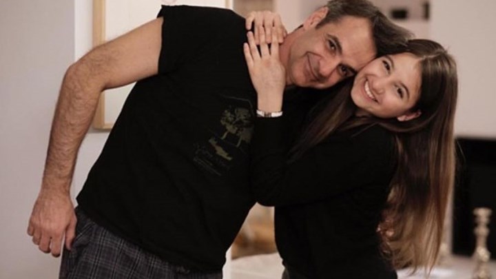 Η τρυφερή ΦΩΤΟ και τα χρόνια πολλά του Κυριάκου Μητσοτάκη στην κόρη του Δάφνη
