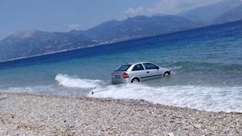 Αυτοκίνητο έκανε βουτιά στην… παραλία – ΦΩΤΟ