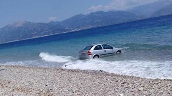 Αυτοκίνητο έκανε βουτιά στην… παραλία – ΦΩΤΟ