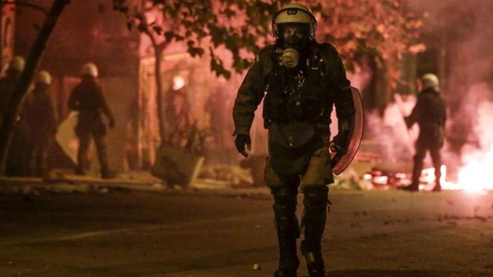 Νύχτα έντασης στα Εξάρχεια: Μολότοφ και «κρυφτό» με τους αστυνομικούς