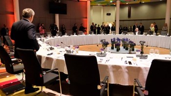 Oλονύχτιες διμερείς επαφές Τουσκ, Μακρόν, Μέρκελ με τους ηγέτες – Στο τραπέζι ξανά η υποψηφιότητα Τίμερμανς