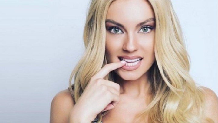 Η Τζούλια Νόβα κάνει γιόγκα στη Μύκονο φορώντας μόνο το μπικίνι της – ΦΩΤΟ – ΒΙΝΤΕΟ