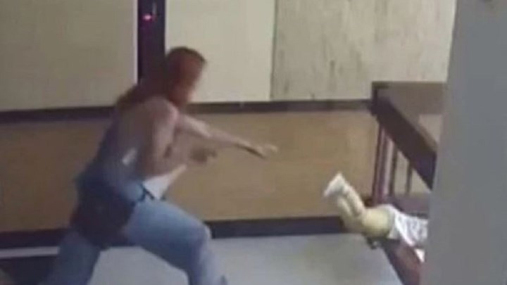 Βίντεο – σοκ: Μητέρα σώζει το παιδί της λίγο πριν πέσει στο κενό