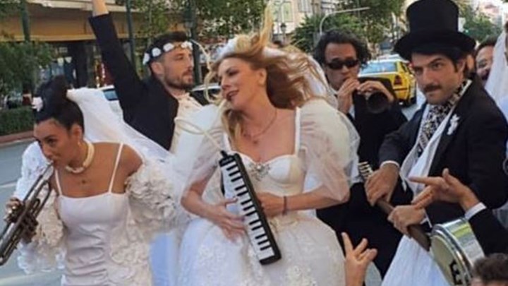 Η Καρύδη ντύθηκε… νύφη και ξεσήκωσε την Αθήνα