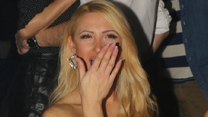 “Καυτή” η Ιωάννα Τούνη – Ποζάρει τόπλες σε χωράφι