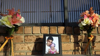 Η τελευταία πράξη του δράματος – Κηδεύτηκαν ο πατέρας και η κόρη που πνίγηκαν αγκαλιασμένοι στα σύνορα των ΗΠΑ με το Μεξικό – ΦΩΤΟ