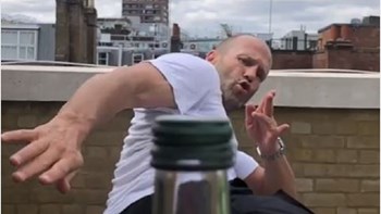 Bottle Cap Challenge: Η νέα πρόκληση που “σαρώνει” – Ο Στέιθαμ μπορεί να το κάνει – ΒΙΝΤΕΟ