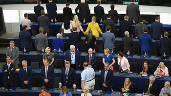 Σάλος με τους ευρωβουλευτές του Φάρατζ που γύρισαν την πλάτη κατά την ανάκρουση του ευρωπαϊκού ύμνου – ΒΙΝΤΕΟ