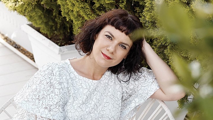 Η Μπάμπαλη δίπλα στην Τουμασάτου στην παράσταση «Νούρα, ένα πένθιμο μπλουζ»