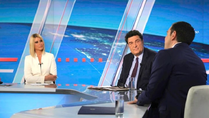 Το φιλί Τσίπρα-Κοσιώνη πριν από τη συνέντευξη στον ΣΚΑΪ – ΒΙΝΤΕΟ